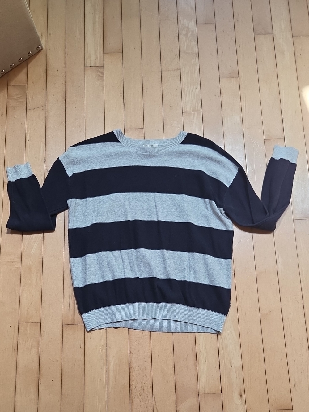 Womens Crewneck Striped Sweater - Black & Light Gray